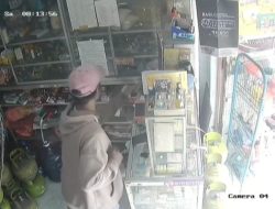 Aksi Pencurian Terekam CCTV, Pria Bertopi Gasak Empat Slop Rokok di Toko Kelontong Peterongan