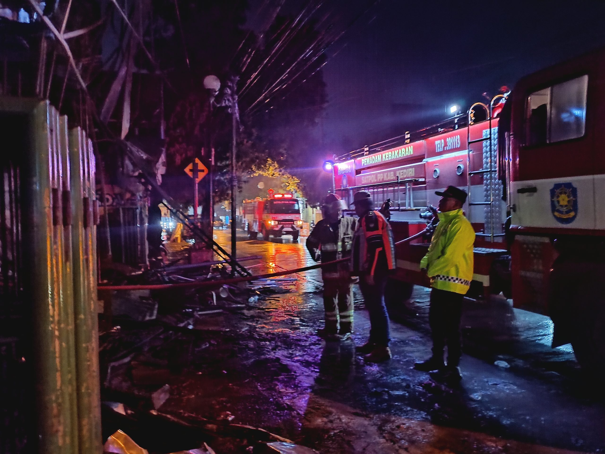 Toko Material di Pare Dilalap Api, Kerugian Capai Miliaran Rupiah