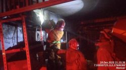 Diduga Akibat Korsleting Listrik, Toko di Peterongan Jombang Hangus Terbakar