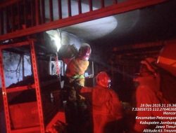 Diduga Akibat Korsleting Listrik, Toko di Peterongan Jombang Hangus Terbakar