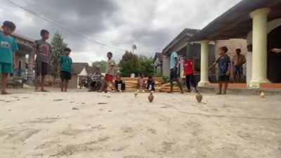 Liburan Sekolah, Anak-anak Desa di Jombang Kembali Nikmati Permainan Gasing Tradisional