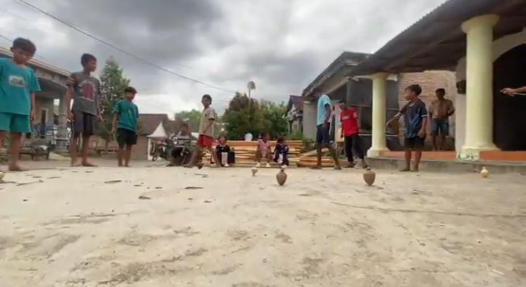 Liburan Sekolah, Anak-anak Desa di Jombang Kembali Nikmati Permainan Gasing Tradisional