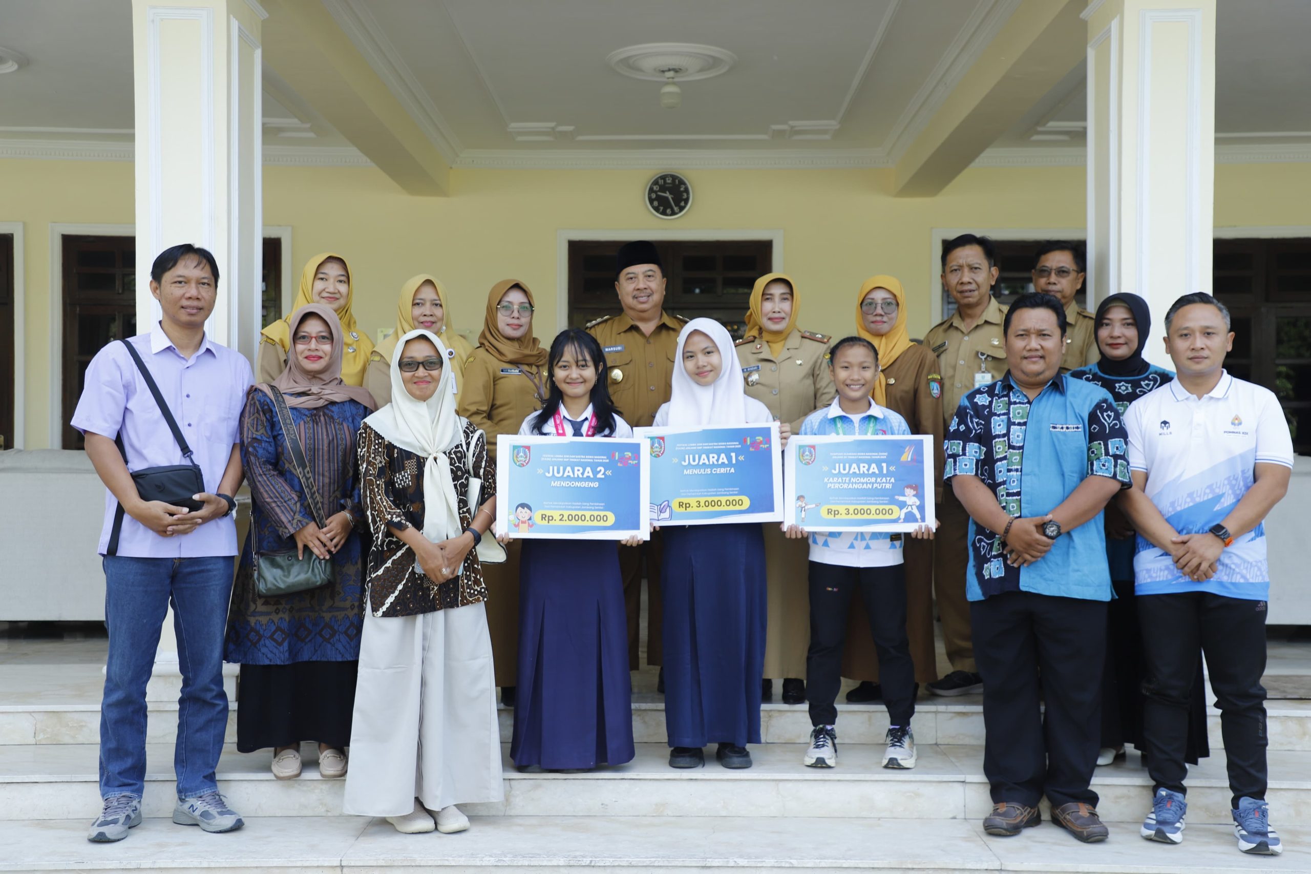 Torehkan Prestasi Nasional, Tiga Pelajar Jombang Terima Penghargaan dari Bupati