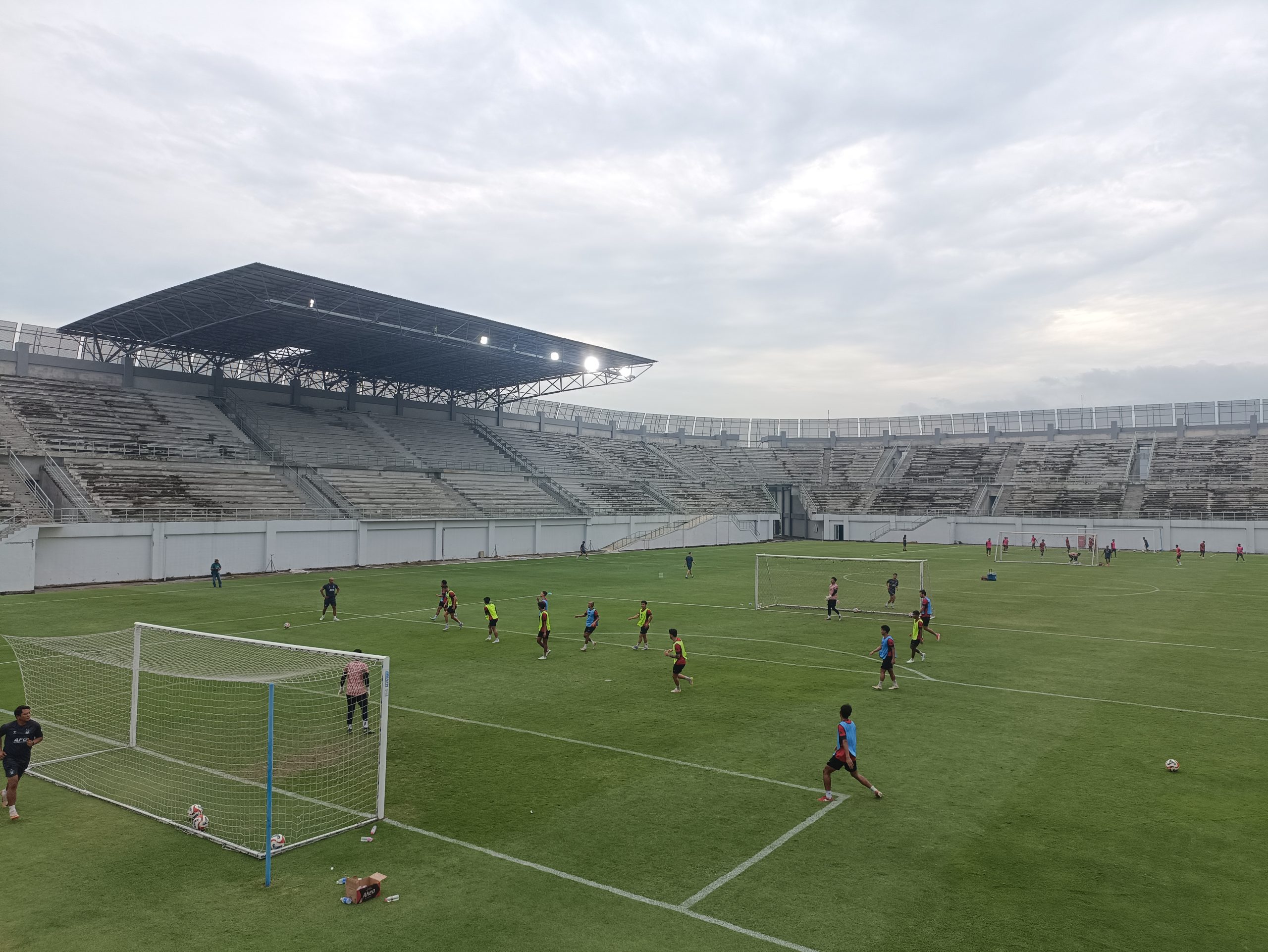 skuad Persik Kediri saat latihan di Stadion Gelora Daha Jayati (rizky