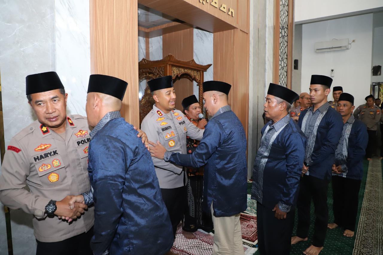 Kapolres Kediri Berangkatkan Lima Anggota untuk Ibadah Umroh