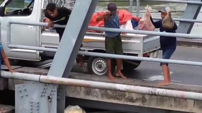 Limbah Diduga Sisa Daging Dibuang ke Sungai Brantas, Aksi Pelaku Terekam Drone Warga