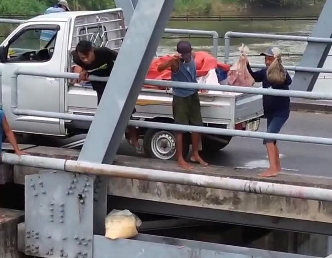 Limbah Diduga Sisa Daging Dibuang ke Sungai Brantas, Aksi Pelaku Terekam Drone Warga