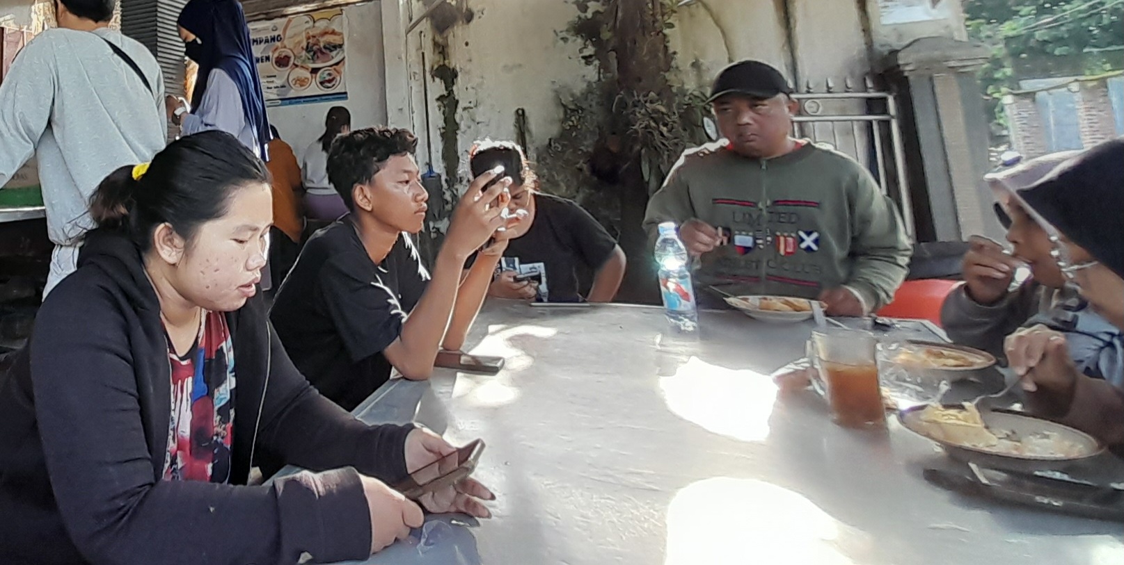 Rayakan Malam Tahun Baru di Kediri, Warga Diajak Santap 2.000 Porsi Nasi Pecel Gratis di Pedestrian Jalan Stasiun