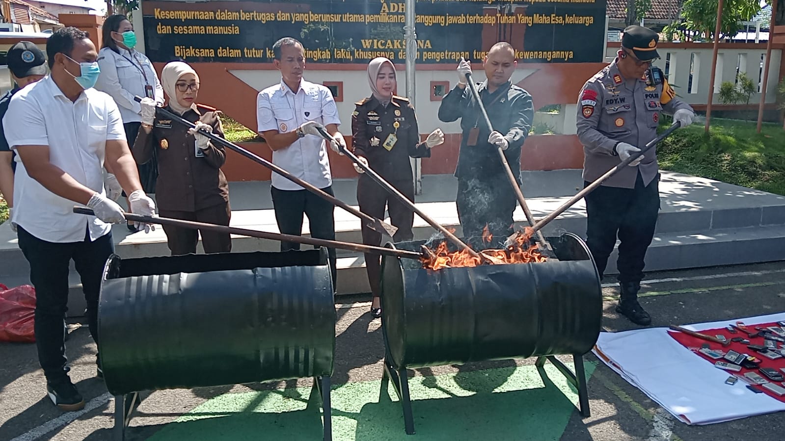 Kejari Jombang Musnahkan Barang Bukti 48 Perkara, Ribuan Pil Dobel L Dimusnahkan