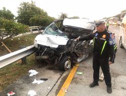 Kecelakaan di Tol Jombang KM 697, Pikap Hancur Usai Hantam Truk Gandeng