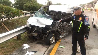 Kecelakaan di Tol Jombang KM 697, Pikap Hancur Usai Hantam Truk Gandeng