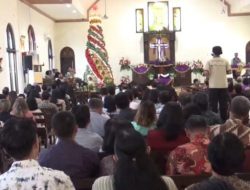 Pohon Natal Raksasa dari Bambu Bekas Percantik Halaman GKJW Jombang