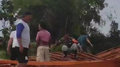 Pendopo Desa Runtuh Setelah Diterjang Angin Kencang