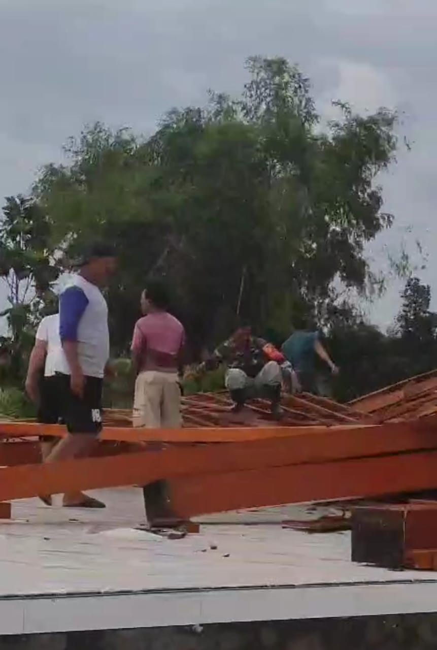 Pendopo Desa Runtuh Setelah Diterjang Angin Kencang