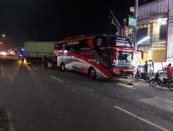 Truk Hino Tabrak Bus Terparkir di Jogoloyo Sumobito, Satu Orang Luka Ringan