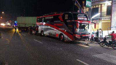 Truk Hino Tabrak Bus Terparkir di Jogoloyo Sumobito, Satu Orang Luka Ringan