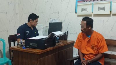 Aksi Curi Kotak Amal Mushola Terekam CCTV