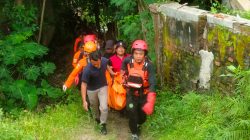 petugas saat mengevakuasi korban (Sholeh)