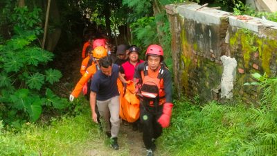 petugas saat mengevakuasi korban (Sholeh)