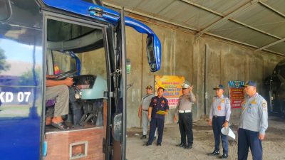 Hadapi Libur Panjang, Dishub Jatim dan Polres Nganjuk Gelar Rampcheck Pastikan Bus Pariwisata Aman Beroperasi