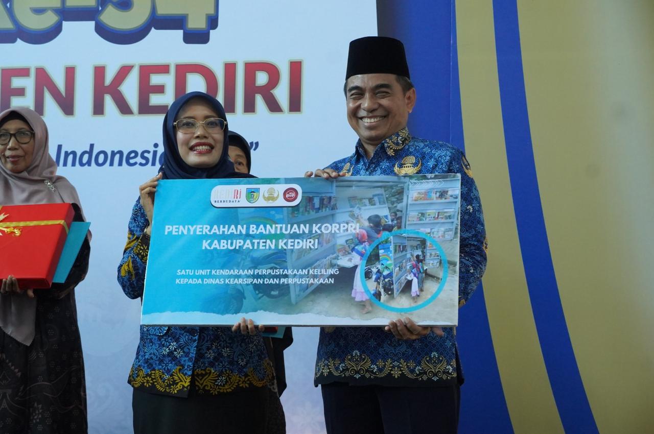 Wakil Bupati Kediri Serahkan Pusling Roda Tiga, Perkuat Armada Perpustakaan Keliling Disarpus Kabupaten Kediri