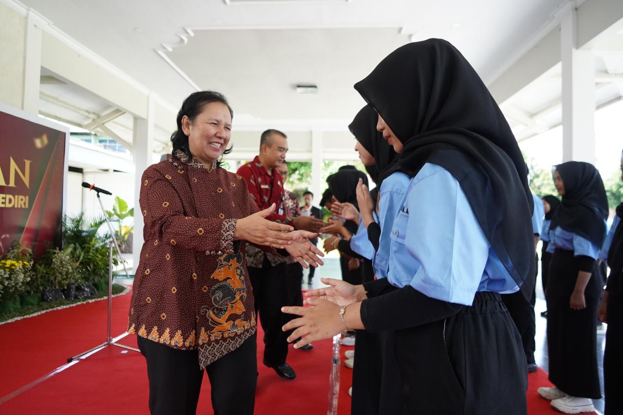 Sebanyak 32 Pelajar SMP dan SMA di Kabupaten Kediri Resmi Dilantik sebagai Pengurus Forum Anak