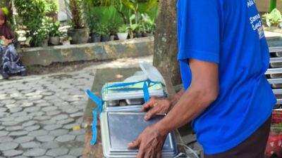 Dewan Minta Siswa Penerima MBG Menghabiskan Porsi, Hindari Makanan Terbuang Kediri, LINGKARWILIS.COM — DPRD Kabupaten Kediri menegaskan dukungannya terhadap Program Makanan Bergizi Gratis (MBG) bagi pelajar sebagai langkah memperbaiki asupan gizi anak sekolah. Program ini dinilai sangat bermanfaat karena menyediakan menu bernutrisi lengkap yang dibiayai melalui anggaran pemerintah dengan nilai yang cukup besar. Agar siswa tidak merasa jenuh, menu MBG juga disusun bervariasi. Namun dalam kunjungan kerja dalam daerah (KKDD) yang dilakukan Komisi IV DPRD Kabupaten Kediri pada Kamis (11/12), ditemukan adanya makanan MBG di SDN 1 Sukorejo Tepus yang tidak habis dikonsumsi siswa. Kondisi ini terjadi karena pembagian MBG bertepatan dengan pelaksanaan ulangan, sehingga sebagian makanan tersisa. Ketua Komisi IV DPRD Kabupaten Kediri, Dodi Purwanto, berharap setiap porsi MBG dapat dimakan hingga habis oleh siswa. Ia menyebut SOP terkait variasi menu maupun waktu pengiriman sebenarnya sudah sesuai. Menu MBG berupa ikan atau ayam, sayur, nasi, buah semangka, dan minuman dinilai memiliki kandungan gizi tinggi. “Karena tidak dikonsumsi sepenuhnya, akhirnya banyak makanan tersisa. Kami berharap anak-anak bisa menghabiskan MBG agar manfaat gizinya benar-benar dirasakan dan membantu mendukung proses belajar,” ujar Dodi. Ia menambahkan, anggaran untuk MBG berasal dari pemerintah dengan nilai yang tidak kecil, sehingga sangat disayangkan jika makanan justru terbuang. Dodi meminta peran aktif guru maupun orang tua untuk memotivasi siswa agar mau mengonsumsi MBG yang disediakan. “Harapannya, tidak ada lagi makanan yang tersisa sehingga manfaat program ini bisa optimal,” tutupnya.