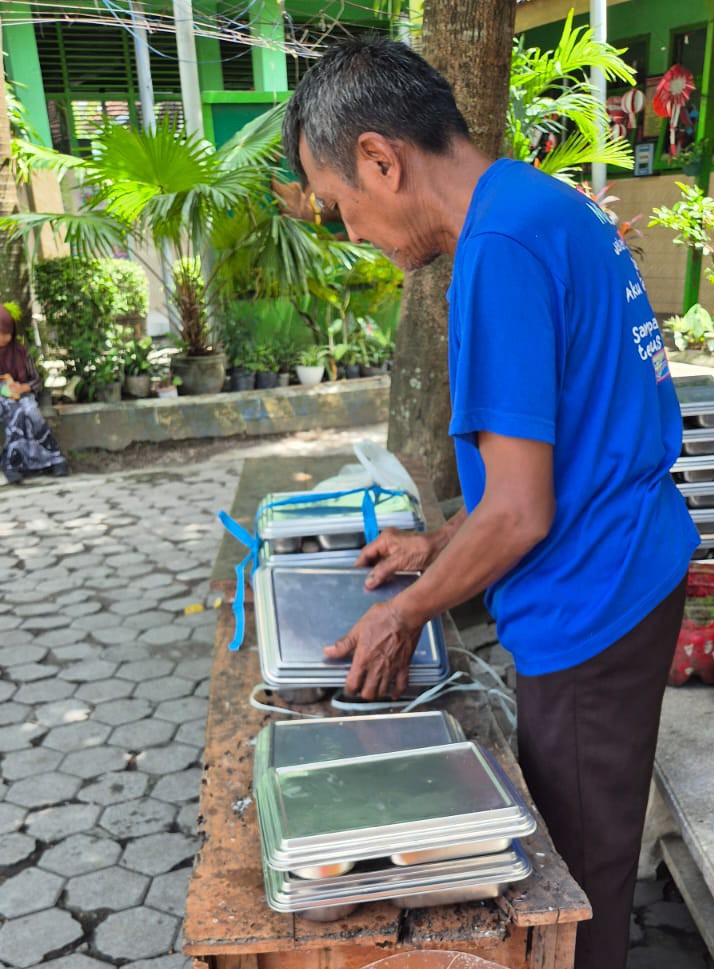 Dewan Minta Siswa Penerima MBG Menghabiskan Porsi, Hindari Makanan Terbuang Kediri, LINGKARWILIS.COM — DPRD Kabupaten Kediri menegaskan dukungannya terhadap Program Makanan Bergizi Gratis (MBG) bagi pelajar sebagai langkah memperbaiki asupan gizi anak sekolah. Program ini dinilai sangat bermanfaat karena menyediakan menu bernutrisi lengkap yang dibiayai melalui anggaran pemerintah dengan nilai yang cukup besar. Agar siswa tidak merasa jenuh, menu MBG juga disusun bervariasi. Namun dalam kunjungan kerja dalam daerah (KKDD) yang dilakukan Komisi IV DPRD Kabupaten Kediri pada Kamis (11/12), ditemukan adanya makanan MBG di SDN 1 Sukorejo Tepus yang tidak habis dikonsumsi siswa. Kondisi ini terjadi karena pembagian MBG bertepatan dengan pelaksanaan ulangan, sehingga sebagian makanan tersisa. Ketua Komisi IV DPRD Kabupaten Kediri, Dodi Purwanto, berharap setiap porsi MBG dapat dimakan hingga habis oleh siswa. Ia menyebut SOP terkait variasi menu maupun waktu pengiriman sebenarnya sudah sesuai. Menu MBG berupa ikan atau ayam, sayur, nasi, buah semangka, dan minuman dinilai memiliki kandungan gizi tinggi. “Karena tidak dikonsumsi sepenuhnya, akhirnya banyak makanan tersisa. Kami berharap anak-anak bisa menghabiskan MBG agar manfaat gizinya benar-benar dirasakan dan membantu mendukung proses belajar,” ujar Dodi. Ia menambahkan, anggaran untuk MBG berasal dari pemerintah dengan nilai yang tidak kecil, sehingga sangat disayangkan jika makanan justru terbuang. Dodi meminta peran aktif guru maupun orang tua untuk memotivasi siswa agar mau mengonsumsi MBG yang disediakan. “Harapannya, tidak ada lagi makanan yang tersisa sehingga manfaat program ini bisa optimal,” tutupnya.
