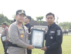 Polres Blitar Beri Apresiasi Anggota Berprestasi dalam Apel Jam Pimpinan