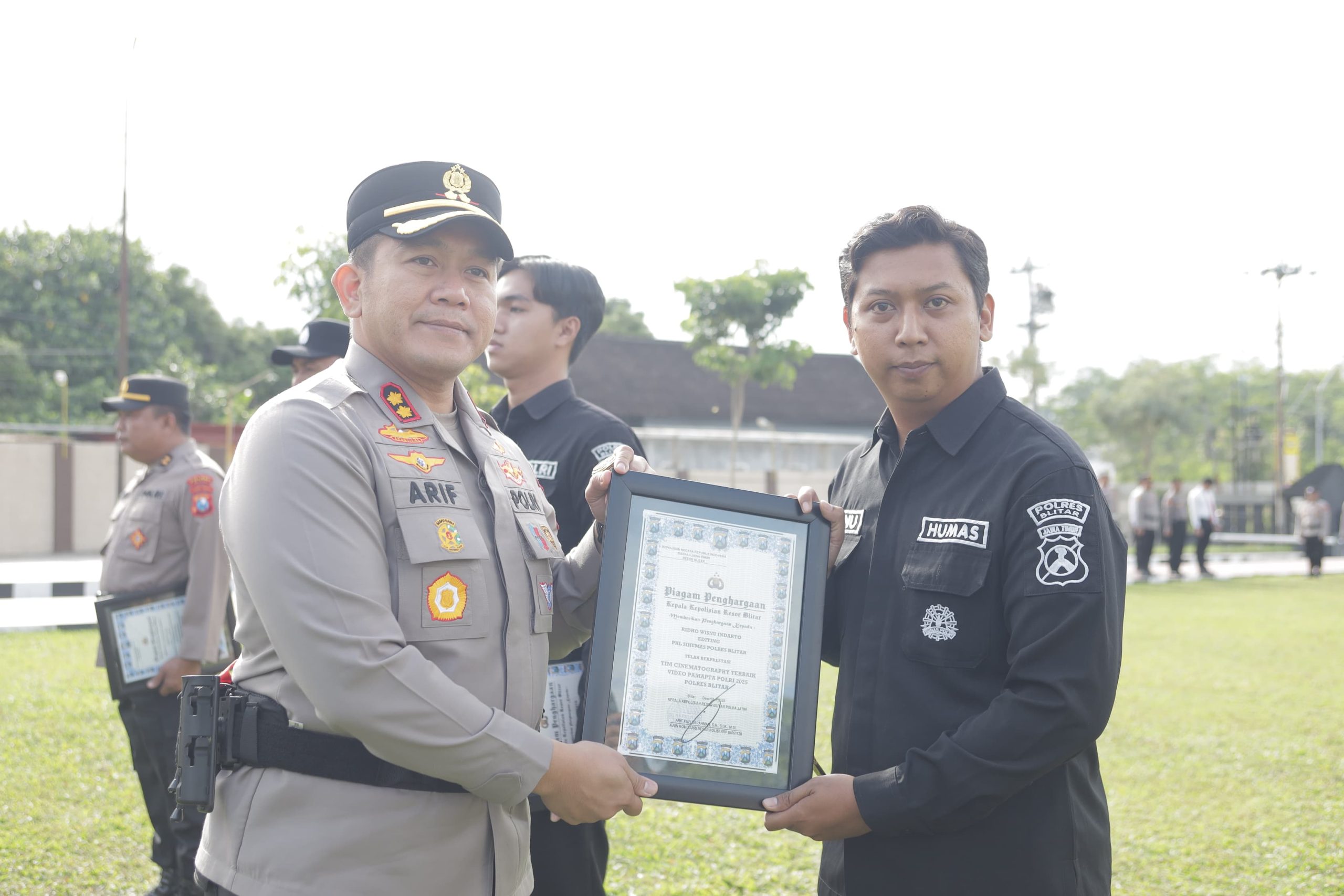 Polres Blitar Beri Apresiasi Anggota Berprestasi dalam Apel Jam Pimpinan