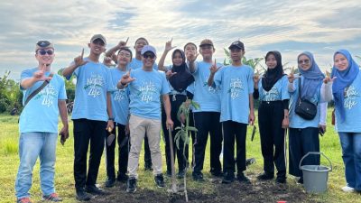 DLH Kabupaten Kediri Laksanakan Penghijauan Lingkungan di Desa Tulungrejo Pare