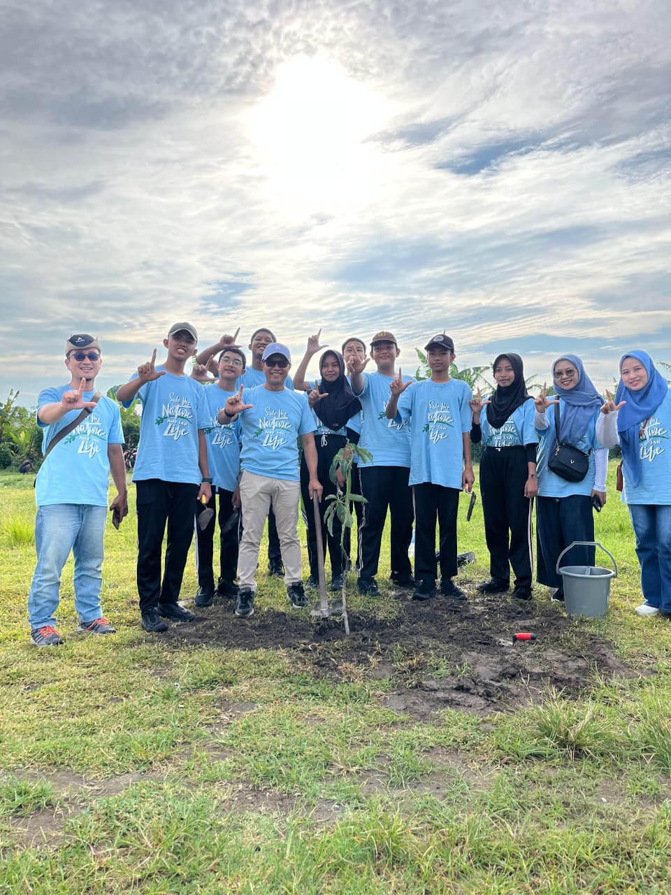 Kegiatan penghijauan lingkungan di Desa Tulungrejo Jumat pagi oleh Dinas Lingkungan Hidup (DLH) Kabupaten Kediri (ist)