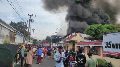 Pabrik Sepatu di Mojongapit Jombang Dilalap Api, Asap Hitam Membumbung Tinggi