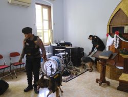 Pastikan Ibadah Natal Aman, Polres Kediri Kerahkan Unit K-9 Sterilisasi Gereja