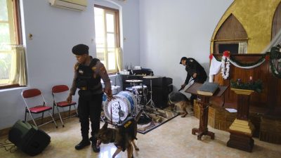 Pastikan Ibadah Natal Aman, Polres Kediri Kerahkan Unit K-9 Sterilisasi Gereja