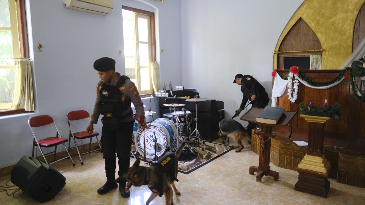Pastikan Ibadah Natal Aman, Polres Kediri Kerahkan Unit K-9 Sterilisasi Gereja