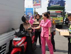 Beri Semangat Personel, Kapolres Kediri Serahkan Bingkisan di Pospam Nataru