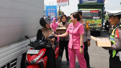 Beri Semangat Personel, Kapolres Kediri Serahkan Bingkisan di Pospam Nataru