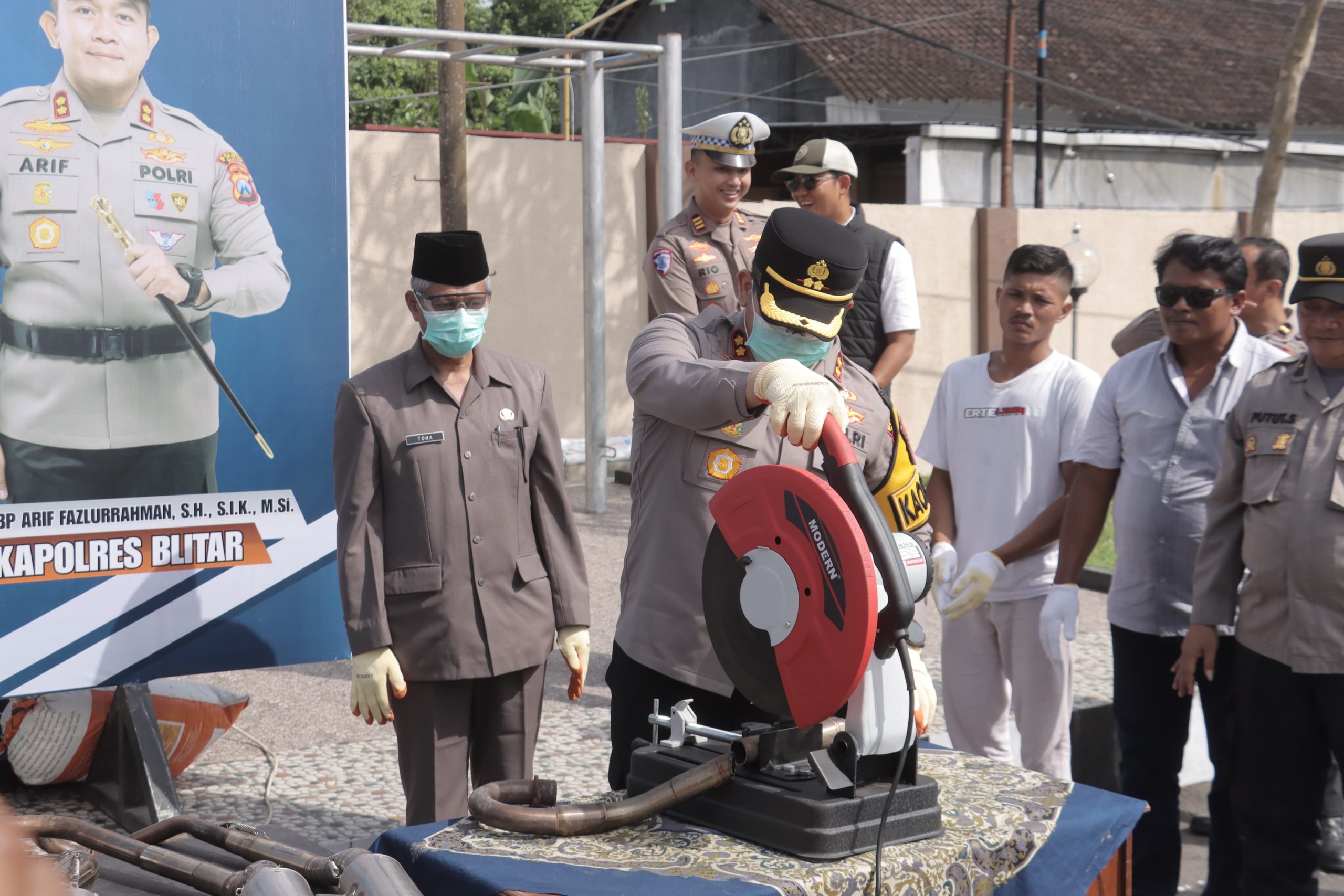 Polres Blitar Musnahkan 3.141 Botol Miras dan 52 Knalpot Brong, Tren Kejahatan 2025 Meningkat