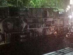 Truk Asal Pasuruan Terguling di Depan Polres Nganjuk, Pengemudi Selamat