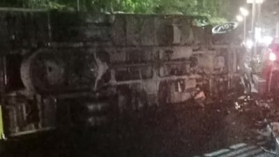 Truk Asal Pasuruan Terguling di Depan Polres Nganjuk, Pengemudi Selamat