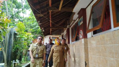 Plt. Bupati Ponorogo Tinjau Kerusakan Atap SDN 2 Singgahan Pulung, Pastikan Perbaikan Segera Dilakukan