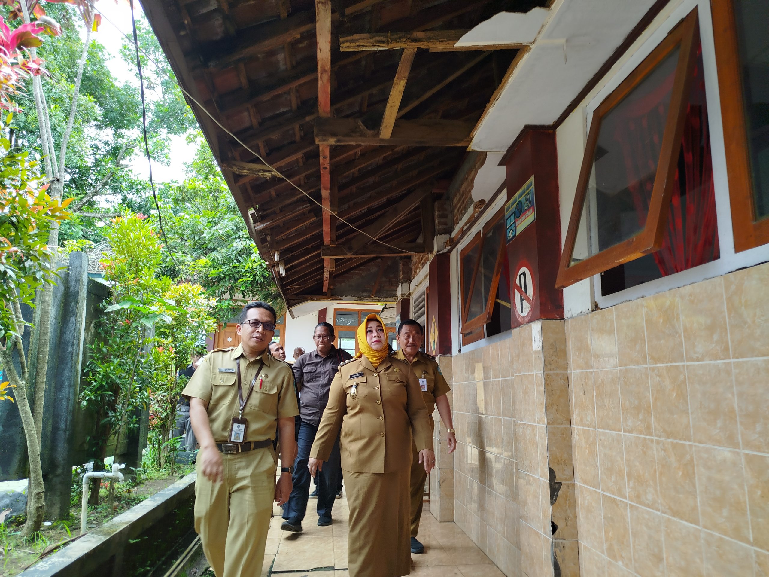 Plt. Bupati Ponorogo Tinjau Kerusakan Atap SDN 2 Singgahan Pulung, Pastikan Perbaikan Segera Dilakukan
