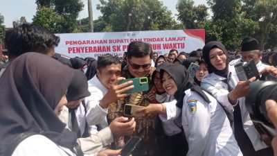 Bupati Kediri Serahkan Ribuan SK PPPK Paruh Waktu