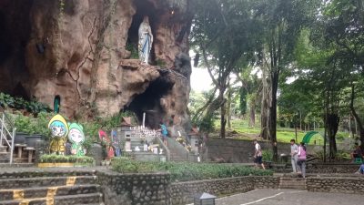 Libur Natal, Kawasan Gereja Puh Sarang Ramai Dikunjungi Peziarah