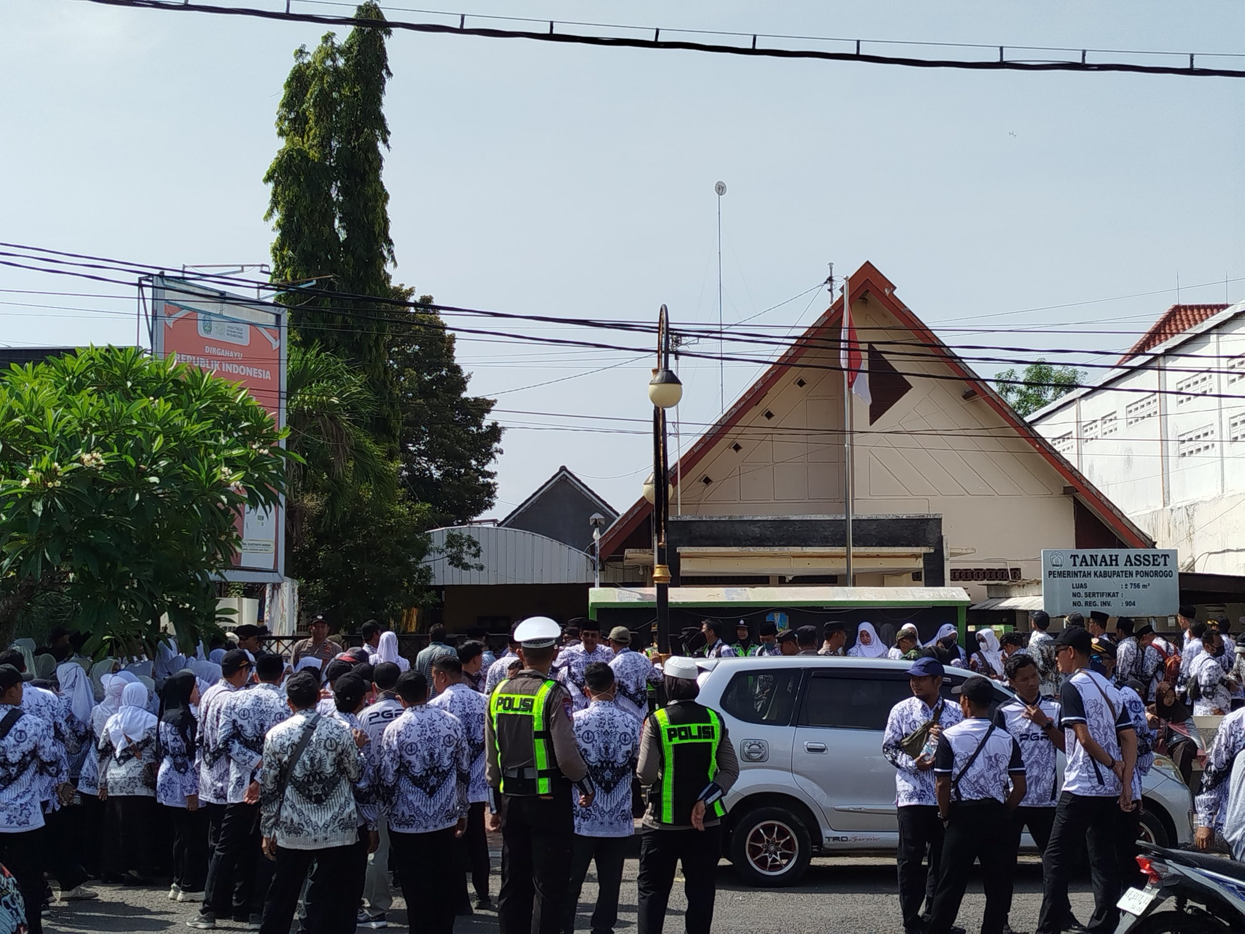 Ribuan Guru Ponorogo Gelar Aksi Solidaritas, Soroti Kebijakan Mutasi Kepala Sekolah oleh Gubernur Jatim
