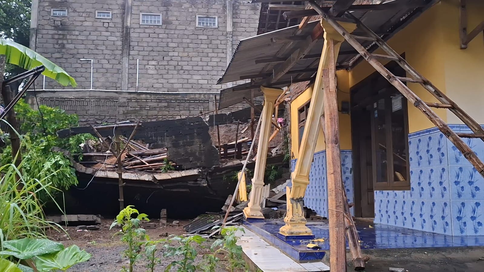 BPBD Tulungagung dan Warga Punjul Gotong Royong Bersihkan Longsor, Satu Rumah Rusak Diusulkan Terima Bantuan