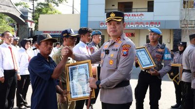 Penghargaan-Kapolres Tulungagung saat memberikan penghargaan terhadap anggota Polres Tulungagung, mitra Polri hingga masyarakat sebagai wujud apresiasi dalam membantu tugas kepolisian (Humas Polres Tulungagung)