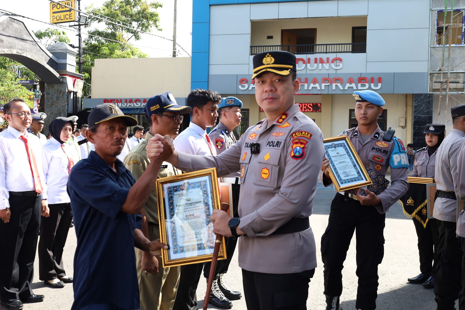 Penghargaan-Kapolres Tulungagung saat memberikan penghargaan terhadap anggota Polres Tulungagung, mitra Polri hingga masyarakat sebagai wujud apresiasi dalam membantu tugas kepolisian (Humas Polres Tulungagung)