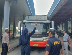 Sambut Nataru 2026, Puluhan Sopir dan Kru Bus di Terminal Gayatri Tulungagung Jalani Ramp Check dan Tes Urine